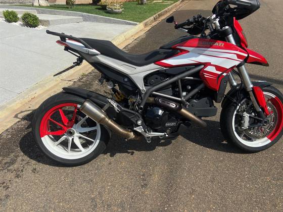 DUCATI HYPERSTRADA 821 